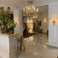 Paris hotel palace concierge.png